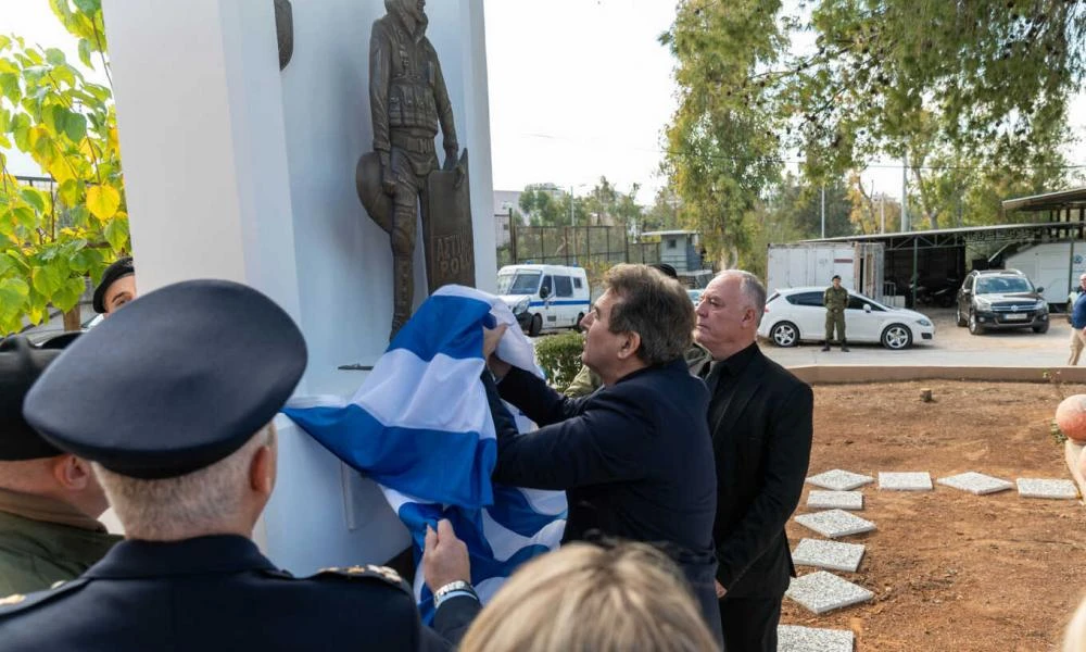 Αποκαλύφθηκε το μνημείο για τον Γιώργο Λυγγερίδη στην έδρα των ΜΑΤ